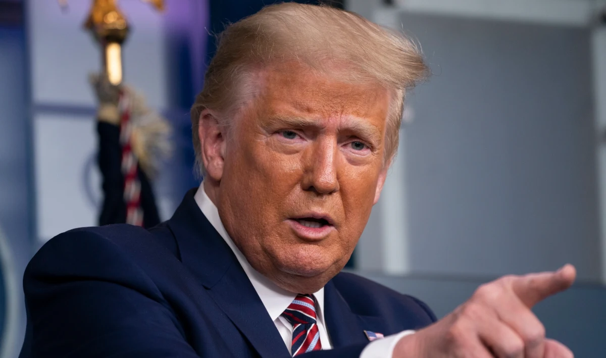 Prezydent USA Donald Trump nie płacił federalnych podatków od dochodu w ciągu 10 z ostatnich 15 lat, a w latach 2016-17 zapłacił zaledwie po 750 dolarów - poinformował w niedzielę dziennik "New York Times". Prezydent nazwał te doniesienia "totalnym fake newsem".