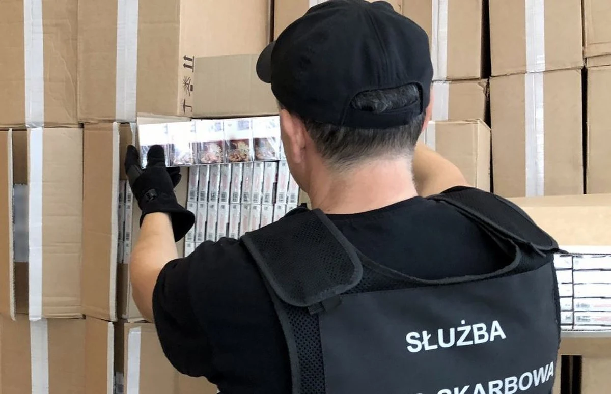 Funkcjonariusze podlaskiej Krajowej Administracji Skarbowej (KAS) z Budziska zatrzymali po pościgu 38-letniego kierowcę wywrotki, w której miał 45 tys. paczek nielegalnych papierosów.