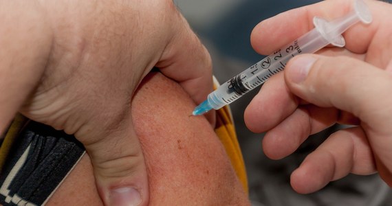 Komisja Europejska już w lipcu ostrzegła, że może zabraknąć szczepionek przeciwko grypie sezonowej. Apelowała, by kraje członkowskie UE zrobiły dodatkowe zamówienia na ten preparat. Dziennikarze RMF FM już od kilku tygodni informują o tym, że w polskich aptekach takich szczepionek brakuje.