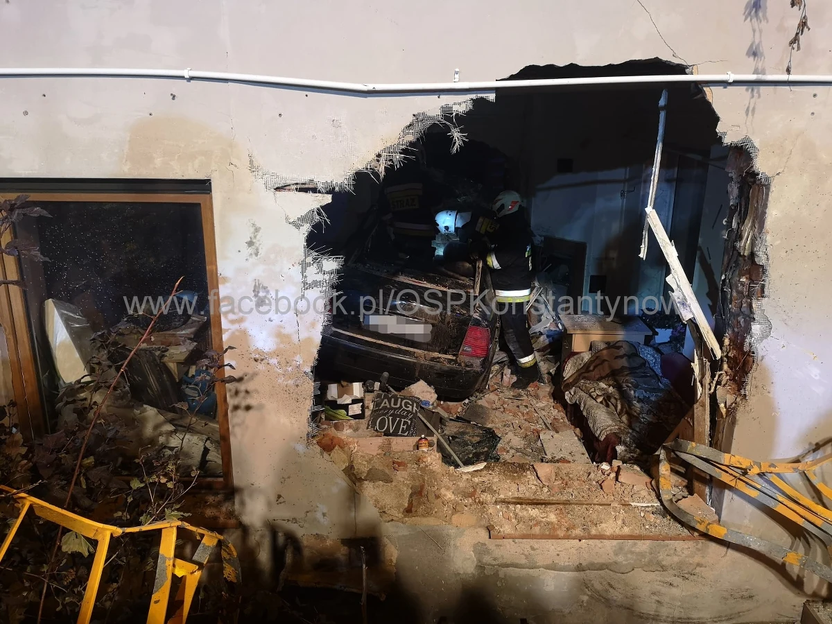 23-latka trafiła do szpitala po tym, jak spowodowała groźny wypadek w Konstantynowie Łódzkim. Volkswagen, którym jechała, przebił się przez dwie ściany domu jednorodzinnego. Ewakuowano 9 mieszkańców. Na szczęście nic im się nie stało.