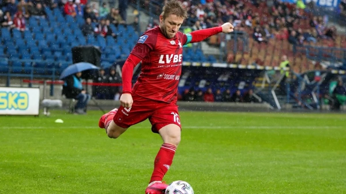 Jak podaje portal Interia.pl, lider, kapitan i współwłaściciel Wisły Kraków Jakub Błaszczykowski jest zakażony koronawirusem. Nie ma jednak oficjalnego potwierdzenia tych doniesień ze strony klubu.