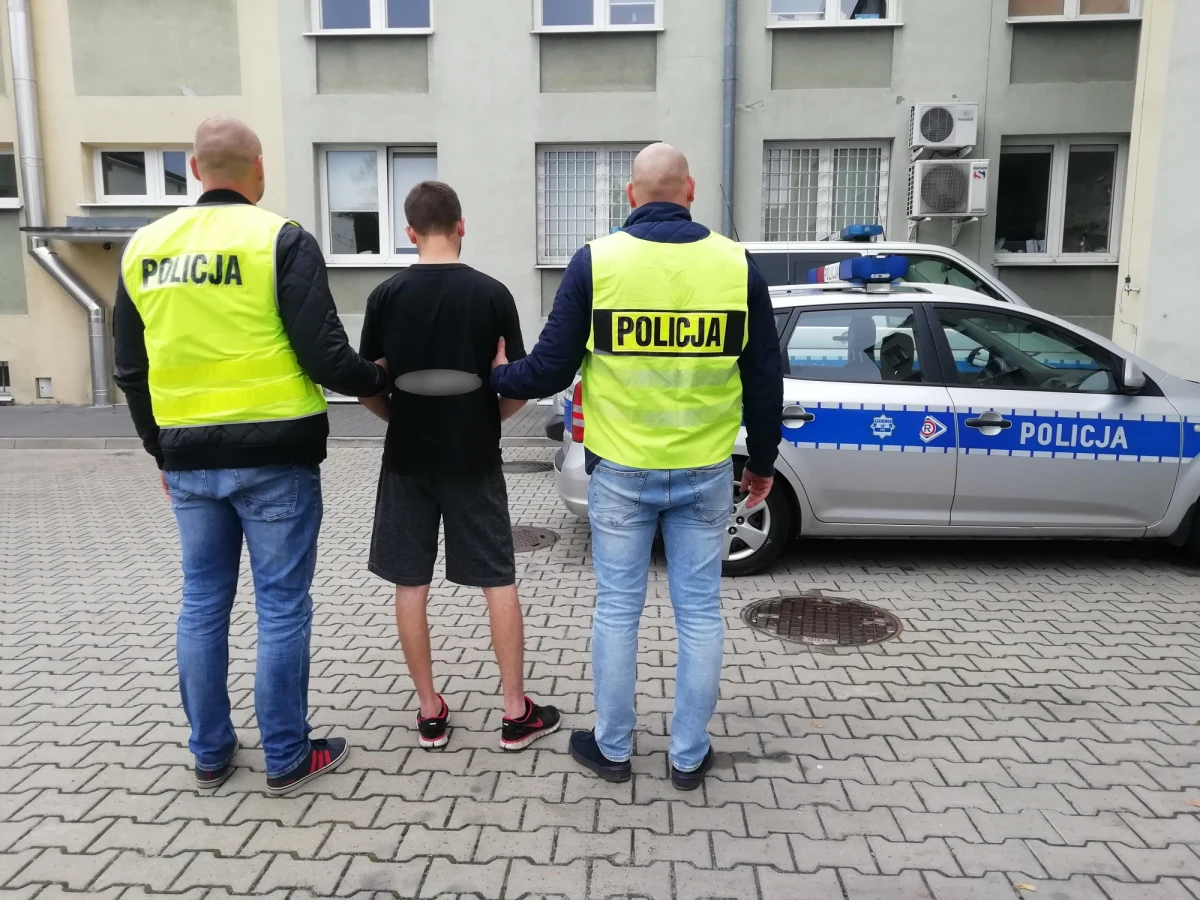 Policja zatrzymała 23-latka podejrzanego o ugodzenie nożem swojej 16-letniej dziewczyny. Nastolatka w ciężkim stanie trafiła do szpitala. Pozostaje w śpiączce. Sprawcy grozi dożywocie.
