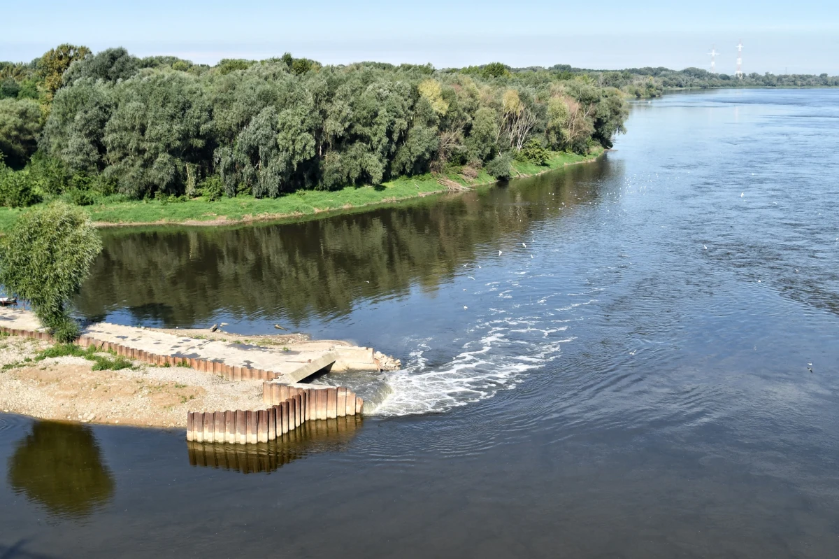 Stołeczne MPWiK znów zrzuca ścieki do Wisły. Popsuła się jedna z pomp tłoczących nieczystości do tymczasowego kolektora ułożonego na moście pontonowym. Ścieki płyną tylko jedną nitką bypassa.