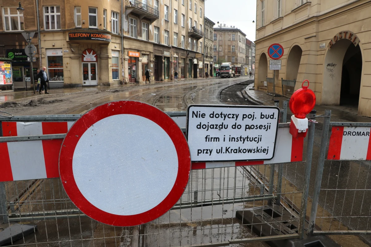 To już ósmy razy kiedy przesuwany jest termin oddania do użytku ulicy Krakowskiej w centrum Krakowa. Pierwotnie wyremontowana ulica miała być gotowa w styczniu. „To terminowa katastrofa” - mówią miejscy urzędnicy, a za opóźnienie obarczają wykonawcę, któremu otwarcie grożą karami finansowymi 
