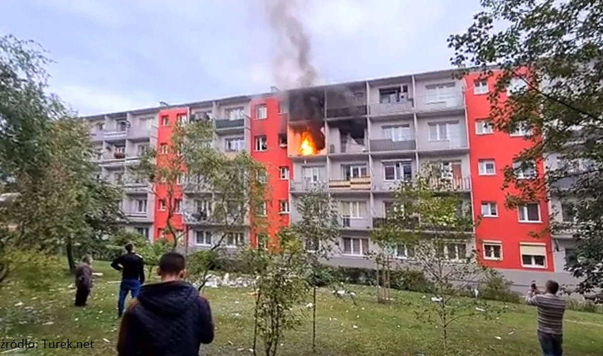 ​Trzy osoby zostały poszkodowane w wyniku wybuchu butli z gazem w jednym z bloków w Turku w województwie wielkopolskim. Na miejscu działa 14 zastępów straży pożarnej. Wysłany został również śmigłowiec Lotniczego Pogotowia Ratunkowego. 