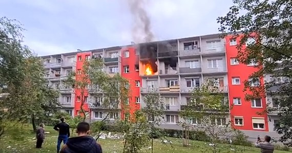 ​Trzy osoby zostały poszkodowane w wyniku wybuchu butli z gazem w jednym z bloków w Turku w województwie wielkopolskim. Na miejscu działa 14 zastępów straży pożarnej. Wysłany został również śmigłowiec Lotniczego Pogotowia Ratunkowego. 