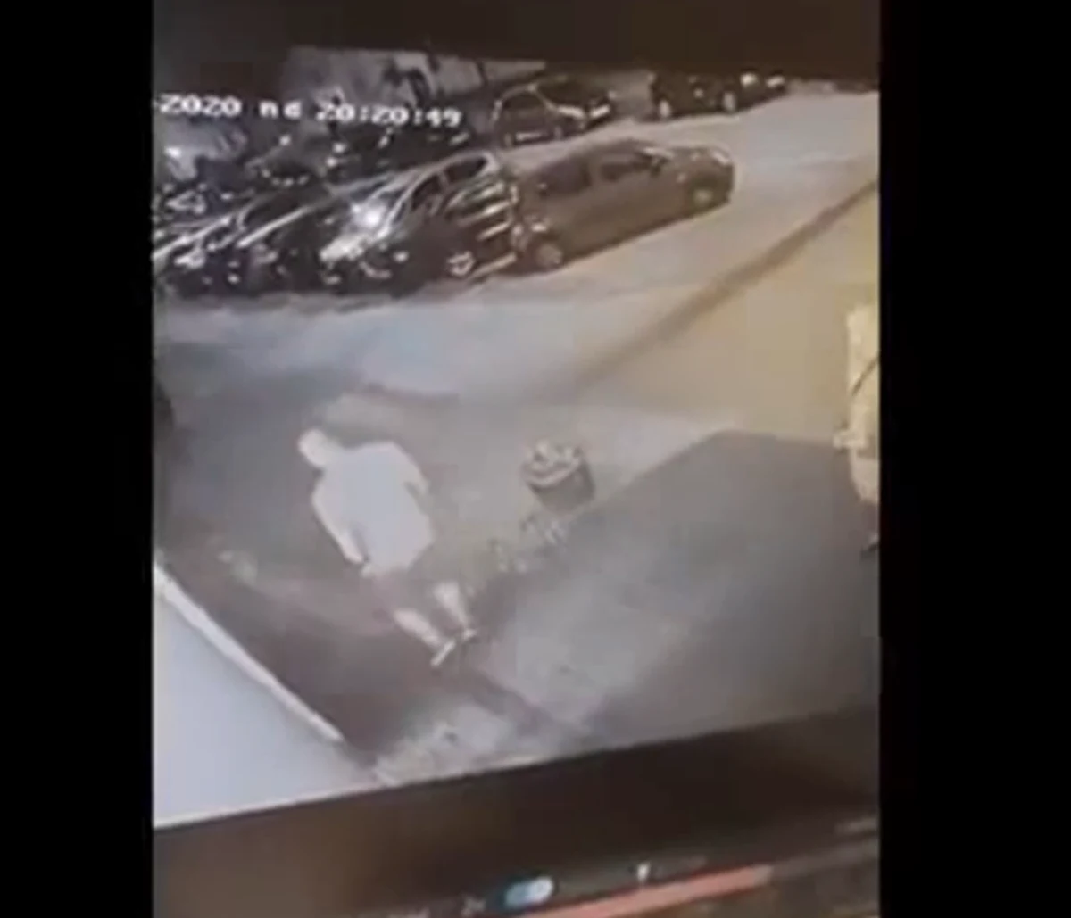 Główny podejrzany w sprawie brutalnego pobicia ekspedientki jednego ze sklepów w Radomiu jest ścigany listem gończym. Prokuratura będzie też wnioskować do miejscowego sądu o wydanie Europejskiego Nakazu Aresztowania.