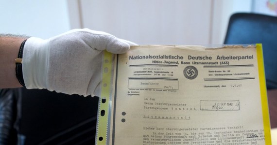 Stołeczni policjanci przejęli prawie 300 niemieckich dokumentów z czasów II wojny światowej, wytworzonych głównie przez okupacyjne władze Łodzi. Mieszkaniec Bielan, który próbował sprzedać zbiór w internecie za 60 tys. zł., został zatrzymany. 