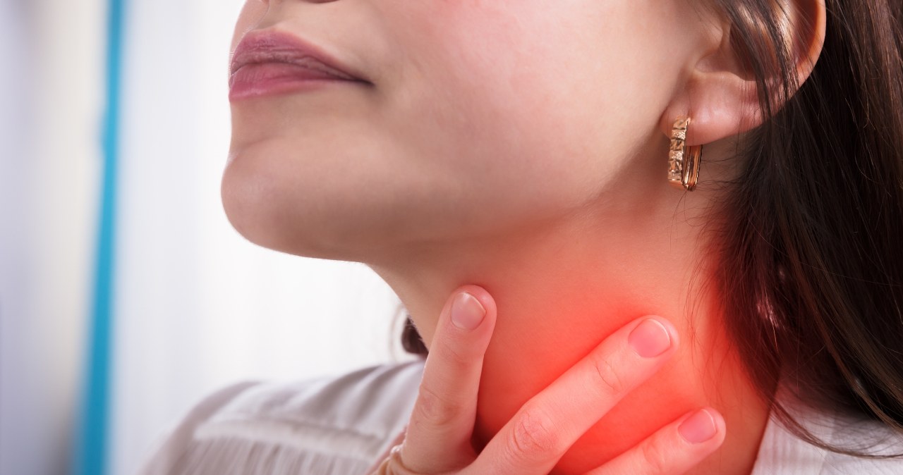 Covid-19 znów atakuje. Ból gardła ostry jak brzytwa