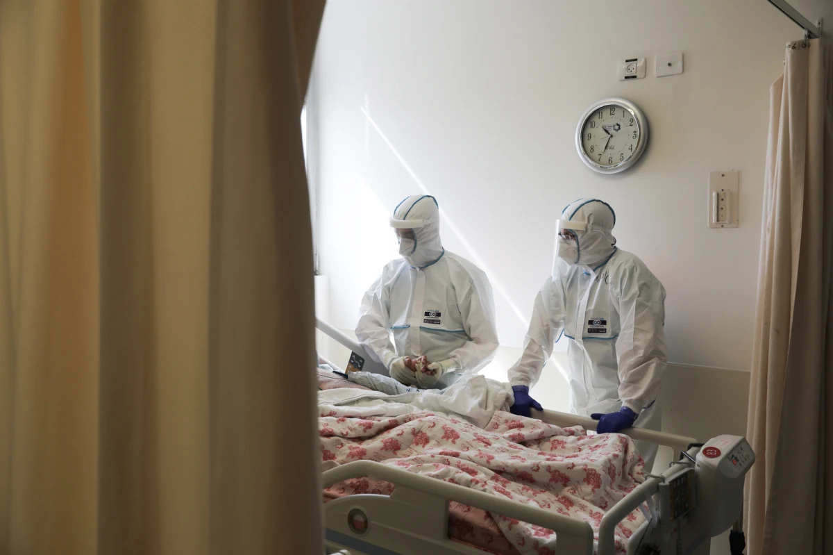 Pierwszych dwóch koronerów powołał dziś zachodniopomorski wojewoda. Mają odpowiadać za stwierdzanie zgonów osób zakażonych lub podejrzanych o zarażenie koronawirusem. To reakcja na opisaną przez reporterkę RMF FM Anetę Łuczkowską dramatyczną historię ze Szczecina, gdzie nikt nie chciał przyjechać stwierdzić zgonu 93-letniej kobiety, bo jej rodzina była chora na Covid-19.  