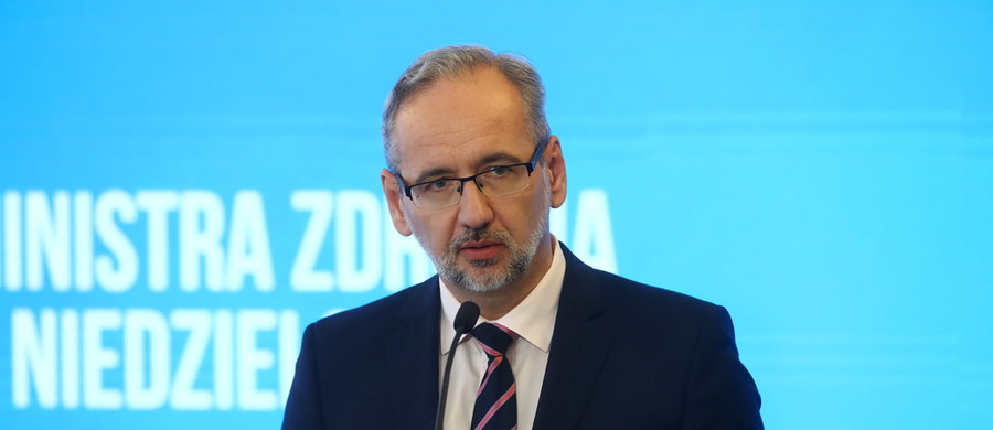 Minister zdrowia Adam Niedzielski zapowiedział nowe obostrzenia w ramach walki z koronawirusem. Będą one dotyczyć m.in. funkcjonowania barów i restauracji, limitu osób na weselach i innych zgromadzeniach, a także zakrywania ust i nosa.