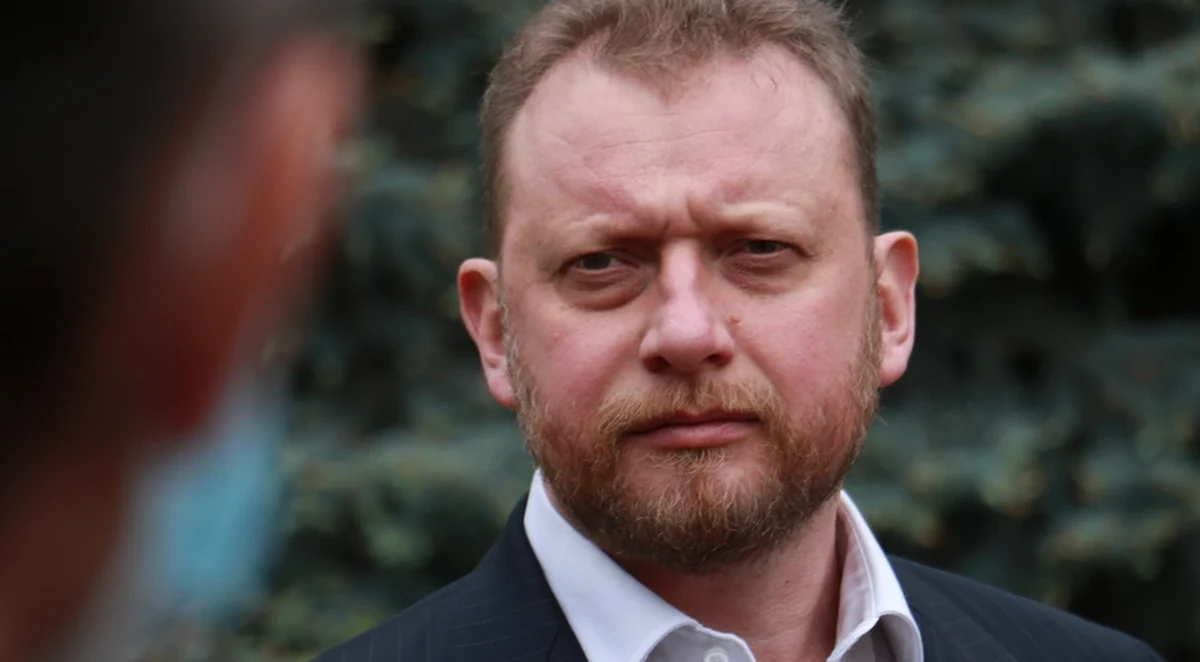 Łukasz Szumowski, były minister zdrowia, już nie ma koronawirusa? "Super Express" poinformował, że polityk wybrał się na zakupy. "Miałem Covid-19, ale jestem już zdrowy" - tłumaczył gazecie Szumowski. 
