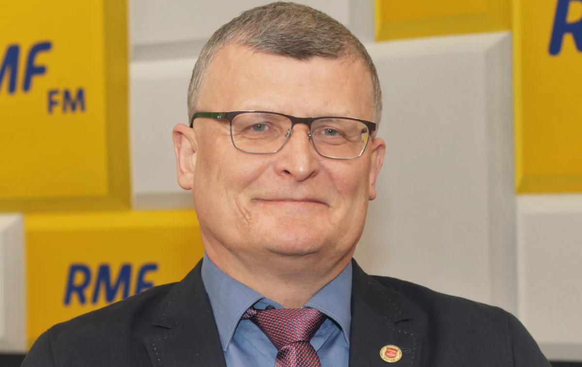 "W tej chwili wirus przenosi się zupełnie inaczej niż 3 miesiące temu. Nie mamy dużych ognisk w pojedynczych zakładach pracy, tylko mamy wielopunktowe rozsiane zakażenia, czasami 1-2 osobowe z danego miejsca" - mówił w Popołudniowej rozmowie w RMF FM immunolog dr Paweł Grzesiowski. "Moim zdaniem należy szukać tu przyczyny w tym, że po pierwsze wakacje spowodowały ruch ludności, przeniesienie z jednego regionu do drugiego wirusów. Następnym krokiem było otwarcie szkół. Nie miejmy złudzeń - dzieci przenoszą zakażenia, a ponieważ chorują przeważnie bezobjawowo, to one będą zakażać i nawet nie będziemy wiedzieli kiedy i kogo" - dodał.