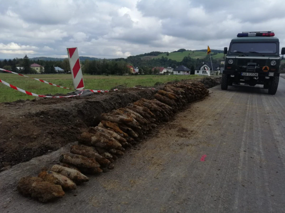 Podczas remontu drogi w wsi Rozdziele, zlokalizowanej niedaleko Gorlic w województwie małopolskim, znaleziono 260 niewybuchów z okresu II wojny światowej. To pociski artyleryjskie i moździerzowe. Na miejscu działali saperzy.