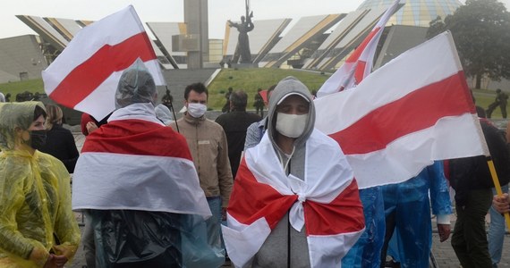 W związku z kryzysem politycznym na Białorusi czterystu obywateli tego kraju przyjechało do Polski dzięki m.in. wizom humanitarnym lub procedurze udzielania ochrony międzynarodowej - poinformował we wtorek PAP wiceminister spraw wewnętrznych i administracji Bartosz Grodecki.
