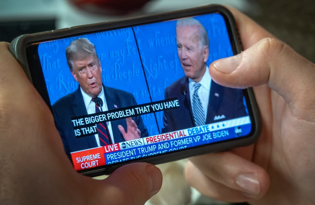 Chaos i zniewagi kosztem rozmowy o polityce - tak amerykańskie media komentują zakończoną w nocy z wtorku na środę pierwszą debatę prezydencką między urzędującym szefem państwa Republikaninem Donaldem Trumpem a kandydatem Demokratów Joe Bidenem.