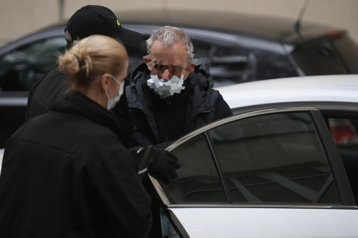 Zarzut wręczenia 200 tysięcy złotych Sławomirowi Nowakowi usłyszał Dariusz K., były prezes Orlenu - dowiedział się reporter RMF FM Krzysztof Zasada. Mężczyzna o poranku został doprowadzony do Prokuratury Okręgowej w Warszawie. Dariusz K. miał wręczyć łapówkę byłemu ministrowi transportu w zamian za stanowisko w spółce. We wtorek podobne zarzuty usłyszał b. wiceprezes PGE i Energa Wojciech T.