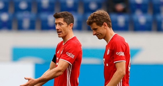 "To już pewne. Robert Lewandowski zostanie ogłoszony Piłkarzem Roku UEFA!" - donosi Interia, powołując się na swoje ustalenia. Według portalu, Europejska Unia Piłkarska podjęła już decyzję ws. prestiżowego wyróżnienia, która ujawniona ma zostać w czwartek. Byłaby to pierwsza taka nagroda w historii zdobyta przez Polaka. Interia podkreśla również, że według jej ustaleń Lewandowski wyprzedził rywali zdecydowanie.