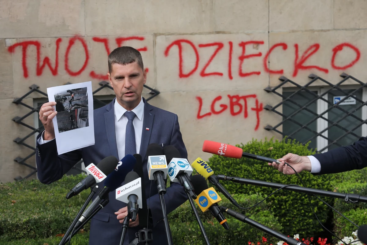 ​Stołeczna policja poszukuje osób, które późnym wieczorem wykonały sprayem napis na elewacji Ministerstwa Edukacji Narodowej przy Alei Szucha w Warszawie. Jak dowiedział się reporter RMF FM, te osoby są ścigane za przestępstwo. Jak twierdzą środowiska LGBT, napis jest poświęcony dzieciom o innej orientacji seksualnej, które popełniły samobójstwa z powodu prześladowania w szkole.