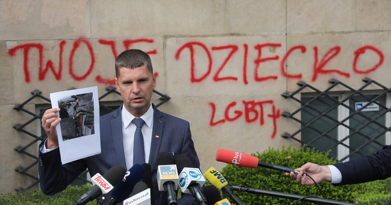 ​Stołeczna policja poszukuje osób, które późnym wieczorem wykonały sprayem napis na elewacji Ministerstwa Edukacji Narodowej przy Alei Szucha w Warszawie. Jak dowiedział się reporter RMF FM, te osoby są ścigane za przestępstwo. Jak twierdzą środowiska LGBT, napis jest poświęcony dzieciom o innej orientacji seksualnej, które popełniły samobójstwa z powodu prześladowania w szkole.