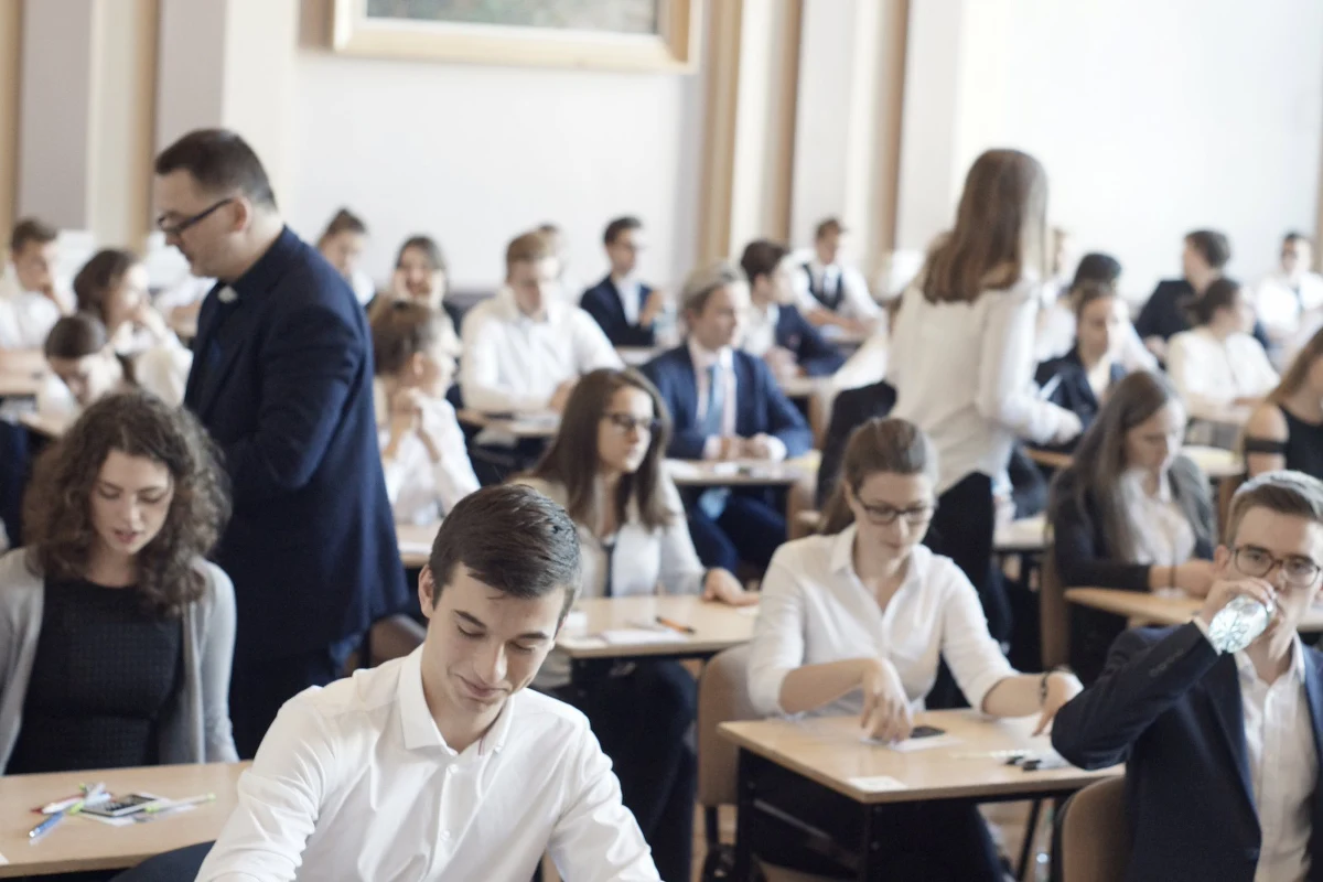 Maturę zdało 81,8 procent tegorocznych absolwentów szkół ponadgimnazjalnych - podała Centralna Komisja Egzaminacyjna, uwzględniając wyniki egzaminów przeprowadzonych w sesji czerwcowej, dodatkowej lipcowej i poprawkowej we wrześniu. Spośród tegorocznych absolwentów liceów ogólnokształcących maturę zdało 87,1 procent wszystkich, którzy przystąpili do egzaminu, a wśród absolwentów techników - 73,1 procent.