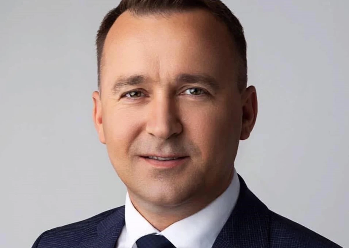 Po rekonstrukcji, w rządzie znajdziemy wiele nowych twarzy. Wśród nich jest Michał Cieślak z partii Porozumienie. Polityk zajmie się rozwojem samorządu terytorialnego. Kim jest Michał Cieślak?