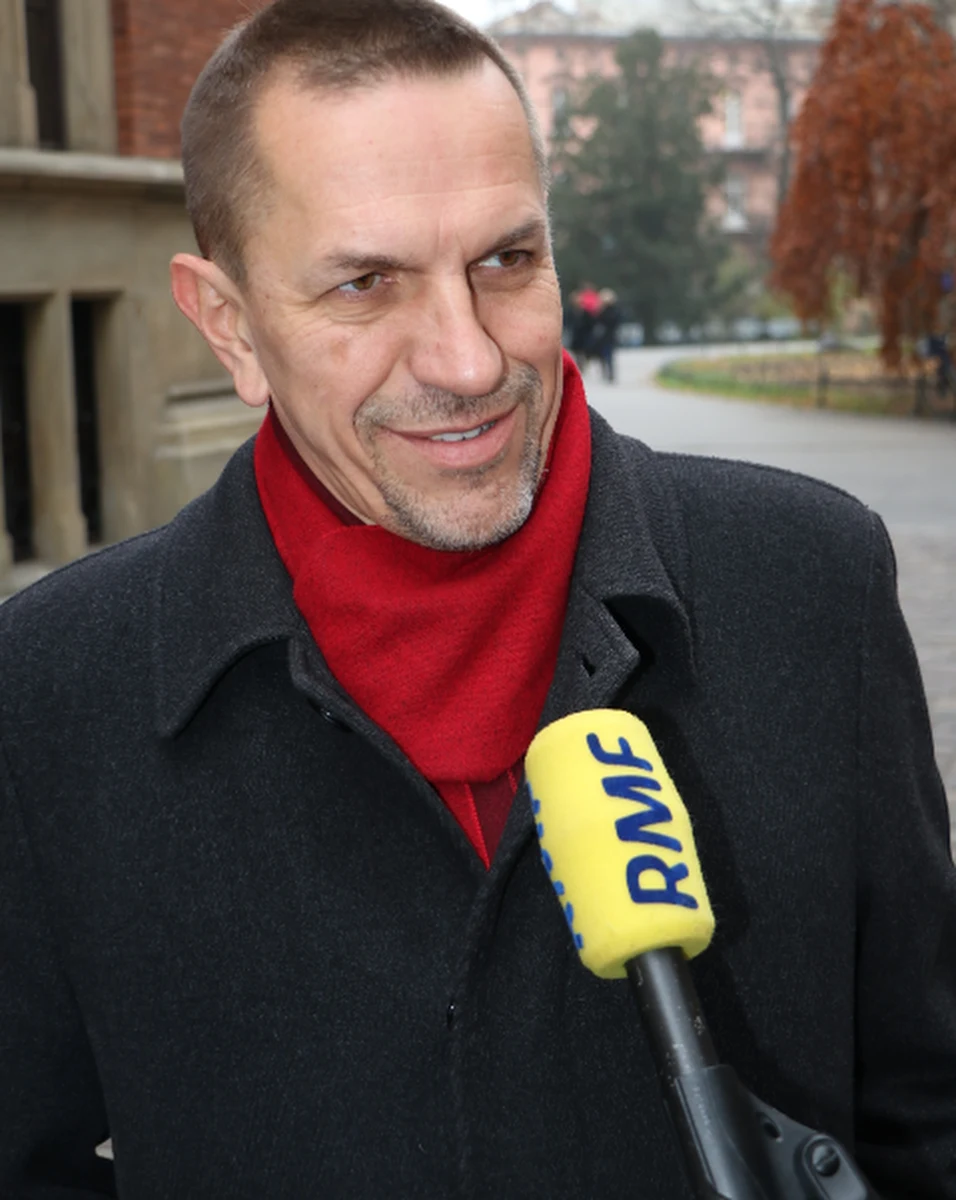 "Emocje, jak w Klanie. Wiadomo, że ten serial się nie kończy" – komentował w Popołudniowej rozmowie w RMF FM zapowiadaną rekonstrukcję rządu prof. Jarosław Flis. Dziś premier Mateusz Morawiecki wystąpił na konferencji prasowej w tej sprawie, jednak wciąż nie poznaliśmy pełnego składu jego gabinetu. "Oczywiście zdarza się, że są takie prowizorki, które są bardzo trwałe. Ale nie ma wątpliwości - otoczenie nie jest wyjątkowo stabilne, a jak to powiedział kiedyś jeden z brytyjskich polityków, 'tym co zawsze stoi na przeszkodzie realizacji zamiarów rządu są wydarzenia'" – dodał politolog.
