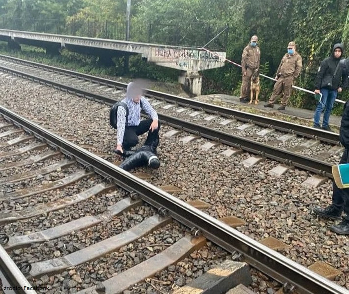 "Na jednej z ulic w Kijowie znaleziono w nieprzytomną kobietę, która miała uraz głowy. Przewieziono ją do szpitala, gdzie zmarła" - poinformowała ukraińska policja. Pobita miała przy sobie dokumenty świadczące o tym, że pracowała w ambasadzie USA. 
