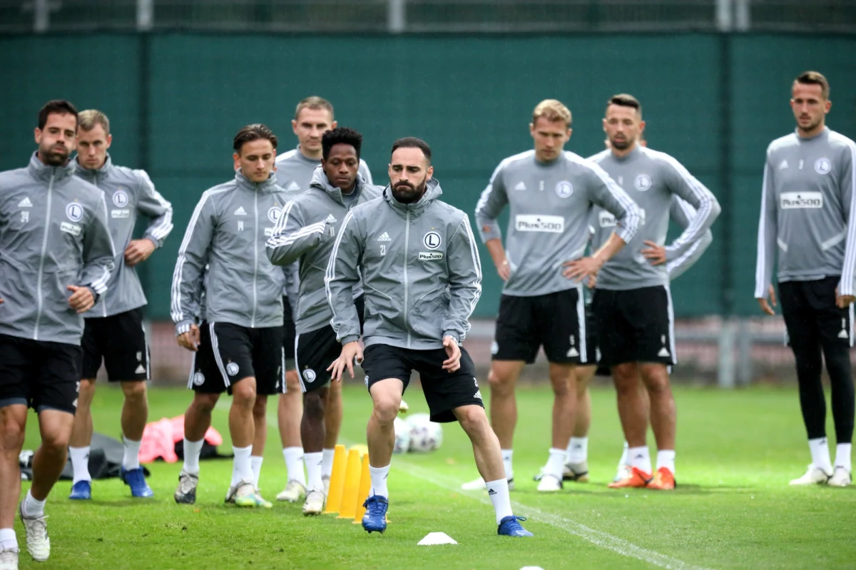 Remis z Realem Madryt i zwycięstwo ze Sportingiem Lizbona w Lidze Mistrzów. Później walka o 1/8 finału Ligi Europy. To dla kibiców warszawskiej Legii odległe czasy, choć to wszystko działo się na przełomie 2016 i 2017 roku. Później nastąpił mroczny okres kompromitujących porażek w eliminacjach do pucharów. Dziś Legia Warszawa staje przed kolejną szansą awansu do fazy grupowej Ligi Europy. Przeciwnikiem: azerski Qarabag FK. Dla Legii to walka o prestiż, honor polskich klubów i cenne punkty rankingowe. Azerowie biją się natomiast nie tylko o sukces sportowy, ale też polityczny.