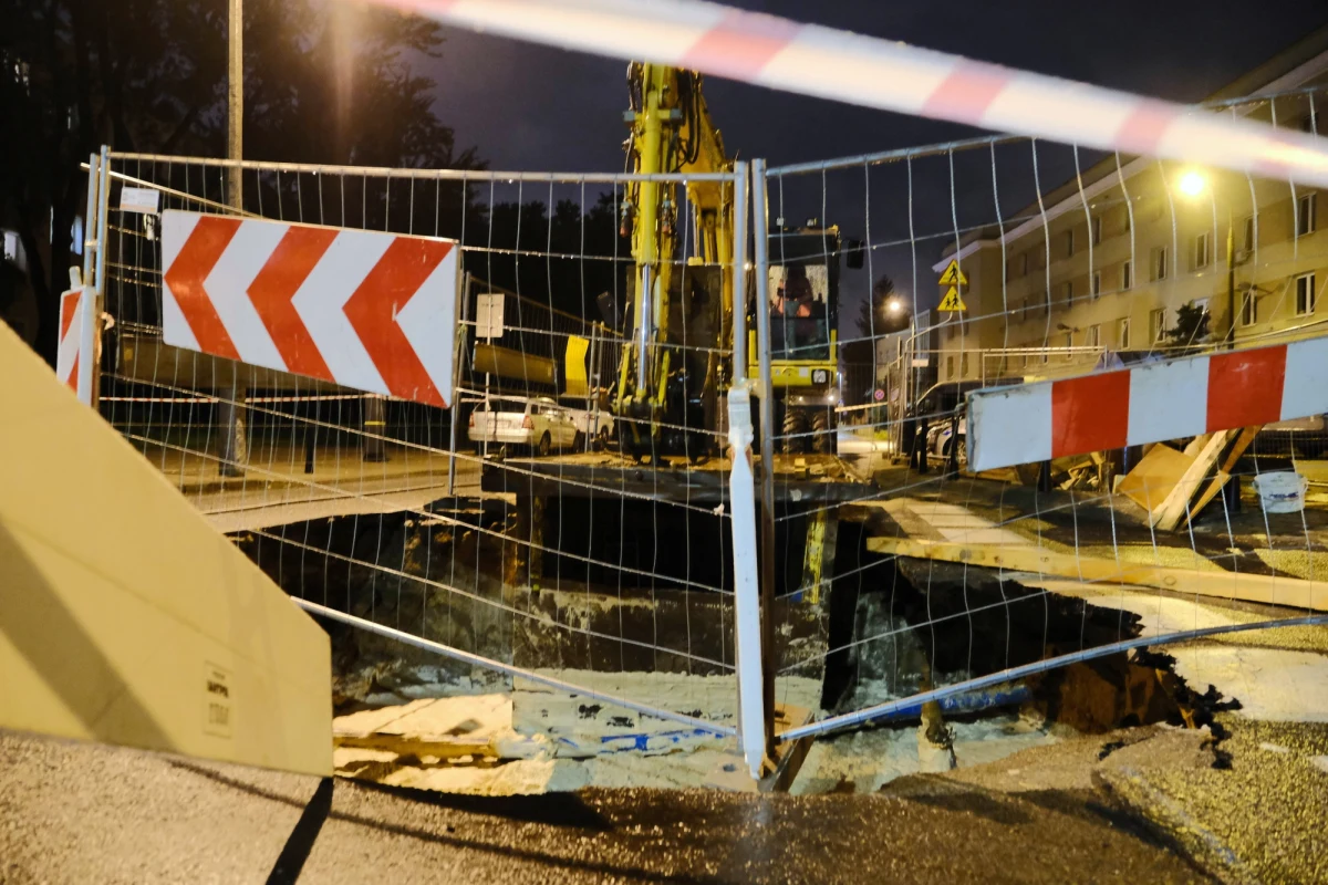 Do poważnej awarii wodociągowej doszło na warszawskiej Woli przy skrzyżowaniu ulicy Karolkowej z Żytnią. Zapadł się tam fragment ulicy. Na miejscu do późnych godzin wieczornych pracowali wodociągowcy.