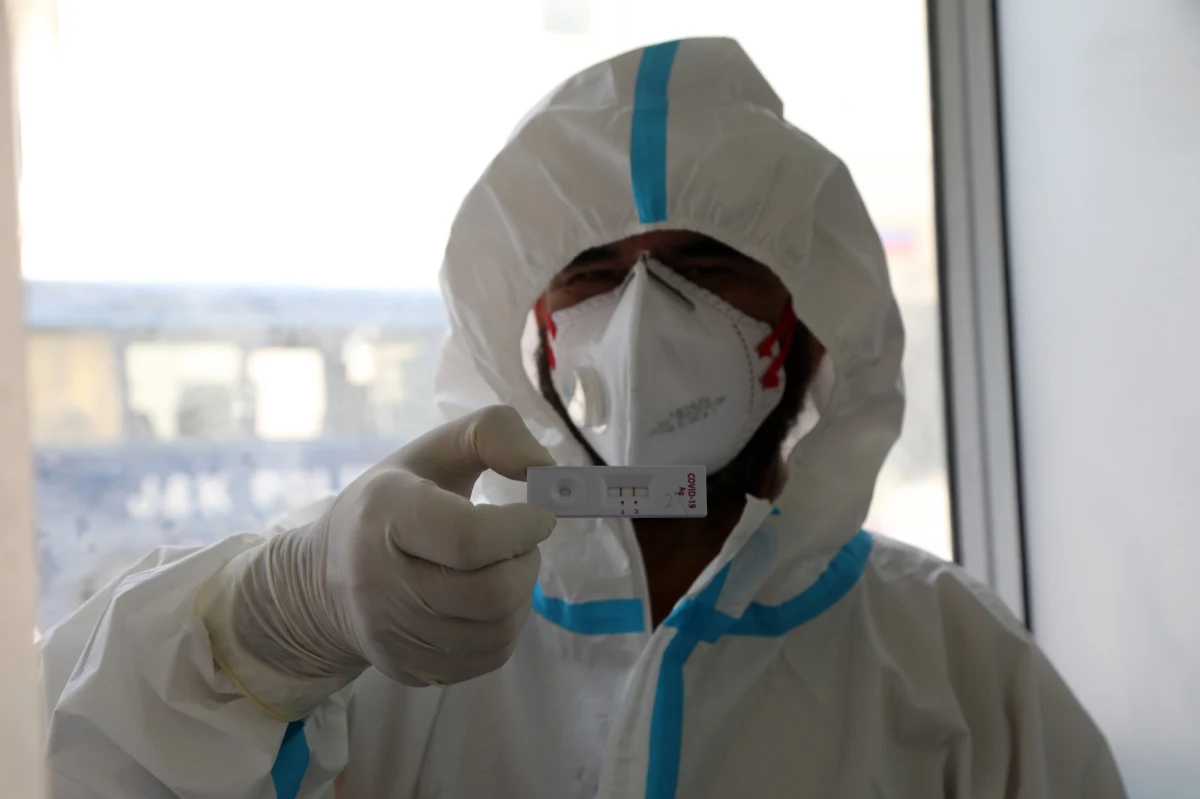 Mamy 1967 nowych zakażeń koronawirusem w Polsce. Ministerstwo Zdrowia poinformowało również, że zmarło 30 zakażonych osób, z czego 29 osób z powodu współistniejących chorób. Aż 9 województw odnotowało ponad 100 zakażeń minionej doby, w tym dwa regiony mocno powyżej 250. W Małopolsce liczba zakażeń przekroczyła już 11,5 tys., a na Mazowszu - 13 tys.