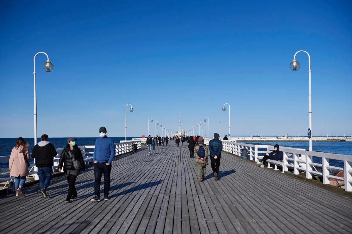 Od soboty w czerwonej strefie znajdzie się 16 powiatów i Sopot, a w żółtej – 28 powiatów i m.in. Gdańsk, Gdynia, Rzeszów, Kielce oraz Szczecin. W czwartek w Polsce padł rekord zakażeń koronawirusem. Mamy 1967 nowych przypadków. Zmarło 30 zakażonych osób.
