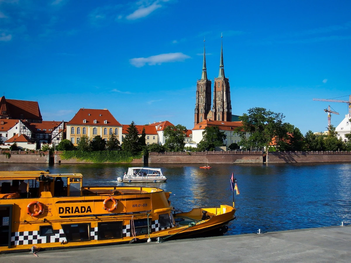 O trwających od kilku dni poszukiwaniach 20-letniego Macieja Aleksiuka informuje Onet.pl. Młody mężczyzna był widziany ostatni raz w nocy z piątku na sobotę we wrocławskim klubie X-Demon na placu Wolności.