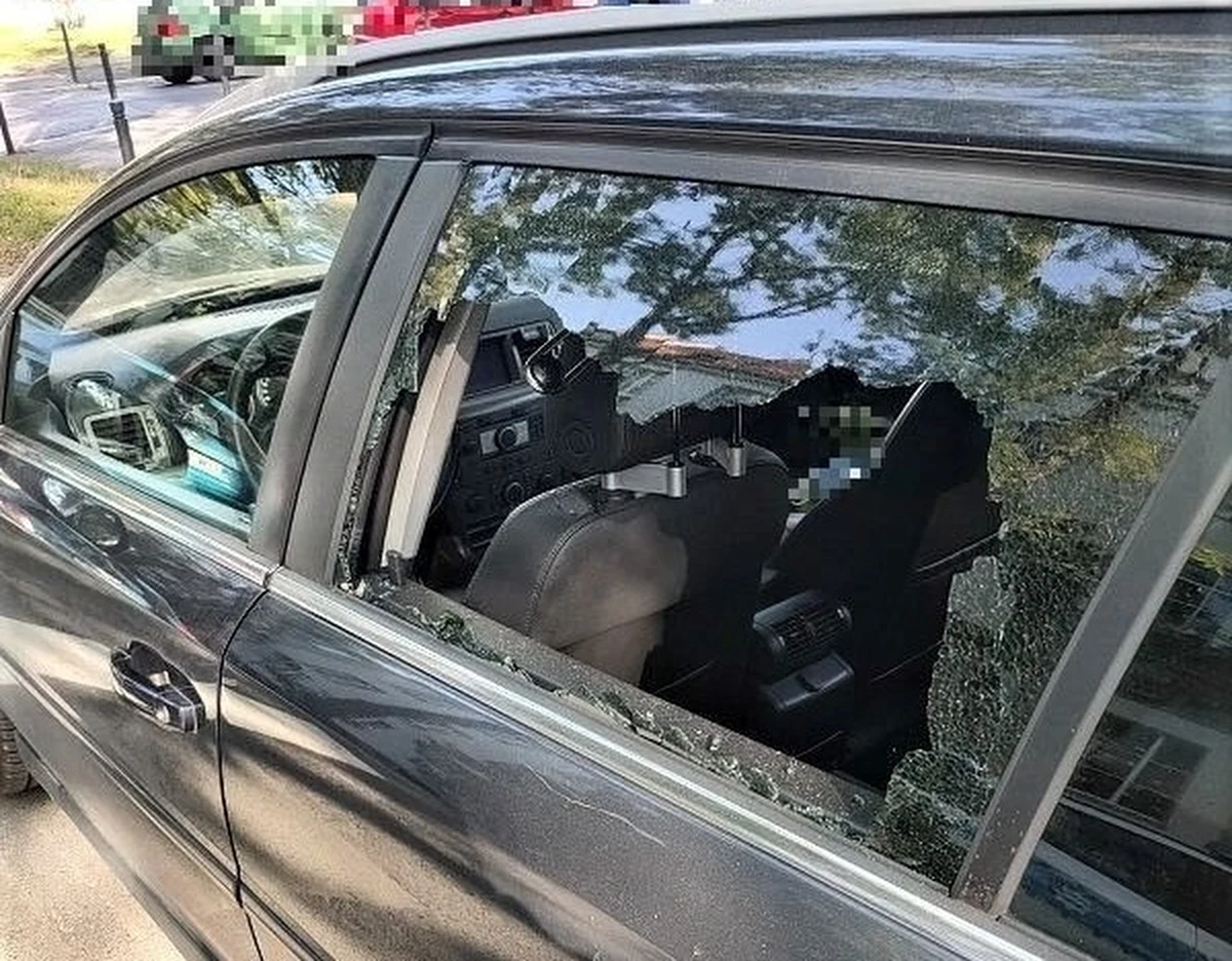 Wrocławscy policjanci pilnie ruszyli na wezwanie. Dzwoniła do nich zdenerwowana kobieta i poprosiła o pomoc. Z roztargnienia zatrzasnęła kluczyki w pojeździe. W środku zostało 3-letnie dziecko.