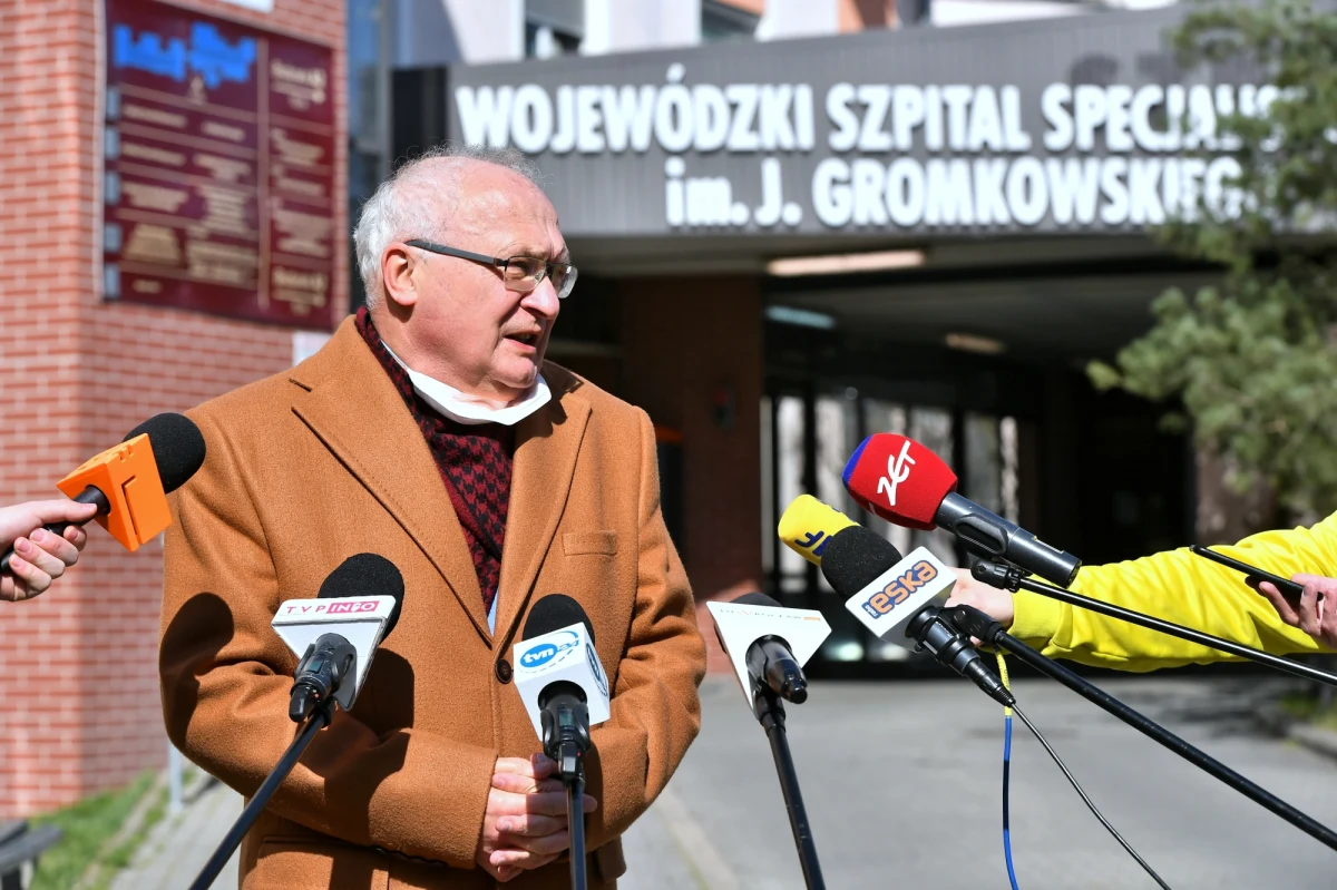 ​Część społeczeństwa nadal kwestionuje istnienie epidemii i nie przestrzega żadnych zaleceń - to jeden z głównych powodów gwałtownych wzrostów zakażeń według epidemiologa, profesor Krzysztofa Simona. Nasz dziennikarz Paweł Balinowski zapytał specjalistę, lekarza i dolnośląskiego konsultanta w dziedzinie chorób zakaźnych, co należy zrobić, aby zahamować wzrost zakażeń. Ministerstwo Zdrowia poinformowało w czwartek o rekordowym przyroście prawie 2 tys. chorych na Covid-19.