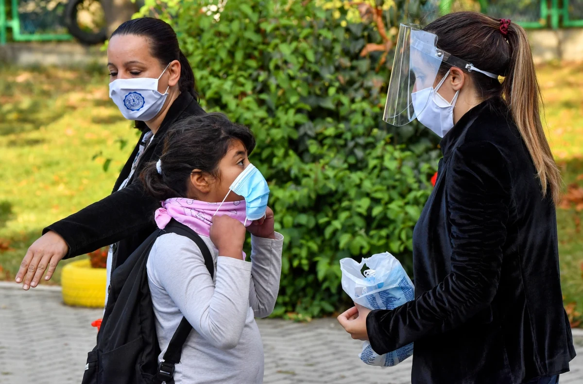 Resort zdrowia nie spieszy się z wprowadzeniem dodatkowych koronawirusowych restrykcji, które mają objąć żółte i czerwone strefy: jak dowiedział się dziennikarz RMF FM Mariusz Piekarski, najprawdopodobniej wejdą one w życie dopiero w połowie października, a najwcześniej pod koniec przyszłego tygodnia. Nie obejmą więc powiatów, które wypadną z ogłoszonej dzisiaj listy regionów objętych strefami czerwoną i żółtą.