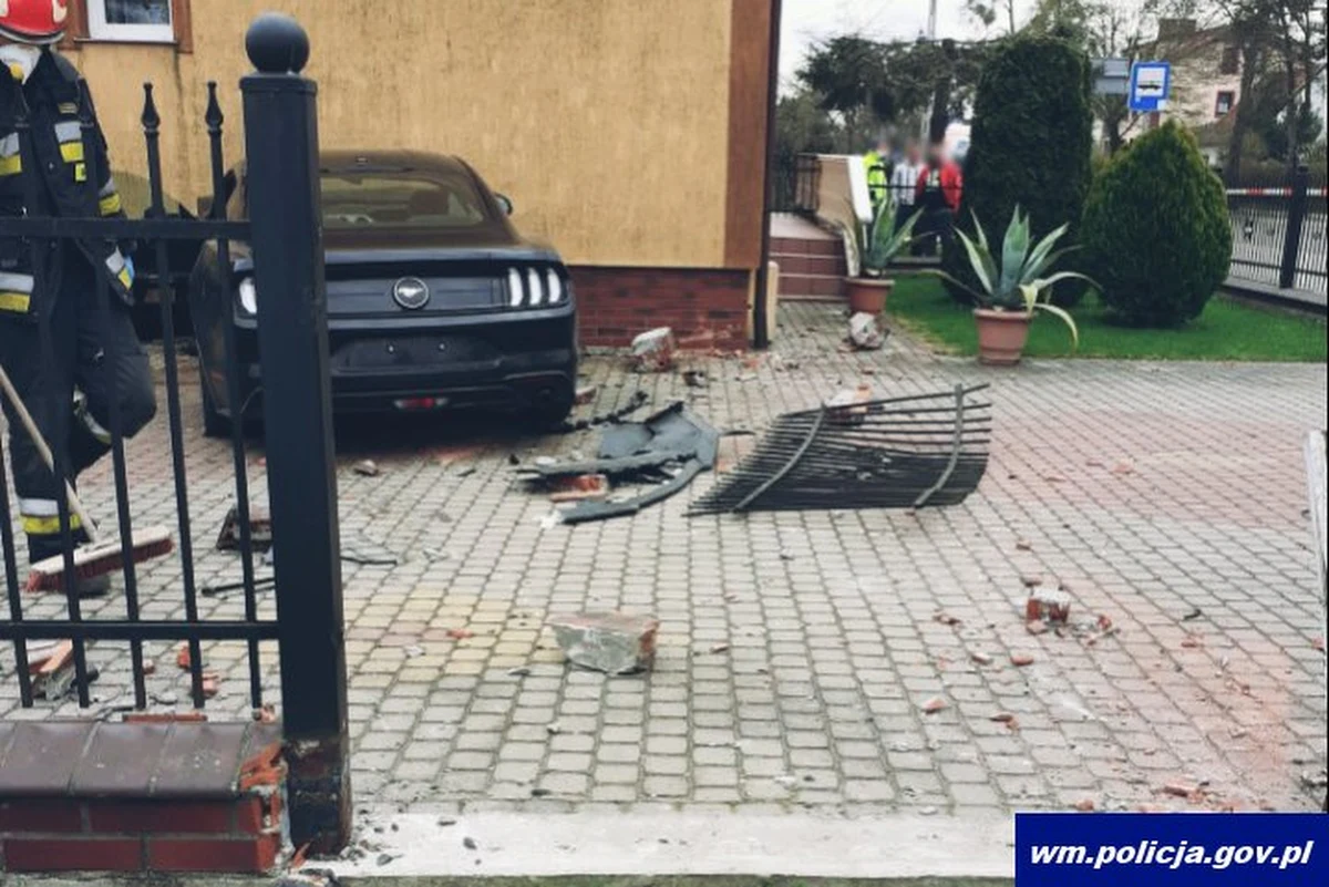 ​Rodzice 2-letniego Bartka ze Szczytna zorganizowali w internecie zbiórkę na leczenie i rehabilitację syna. Chłopiec uległ wypadkowi, kiedy w wózek z nim i jego bratem bliźniakiem uderzył rozpędzony samochód. Brat Bartka zmarł. "Sprawca wypadku po trzech miesiącach wyszedł z aresztu" - poinformowała prokuratura.