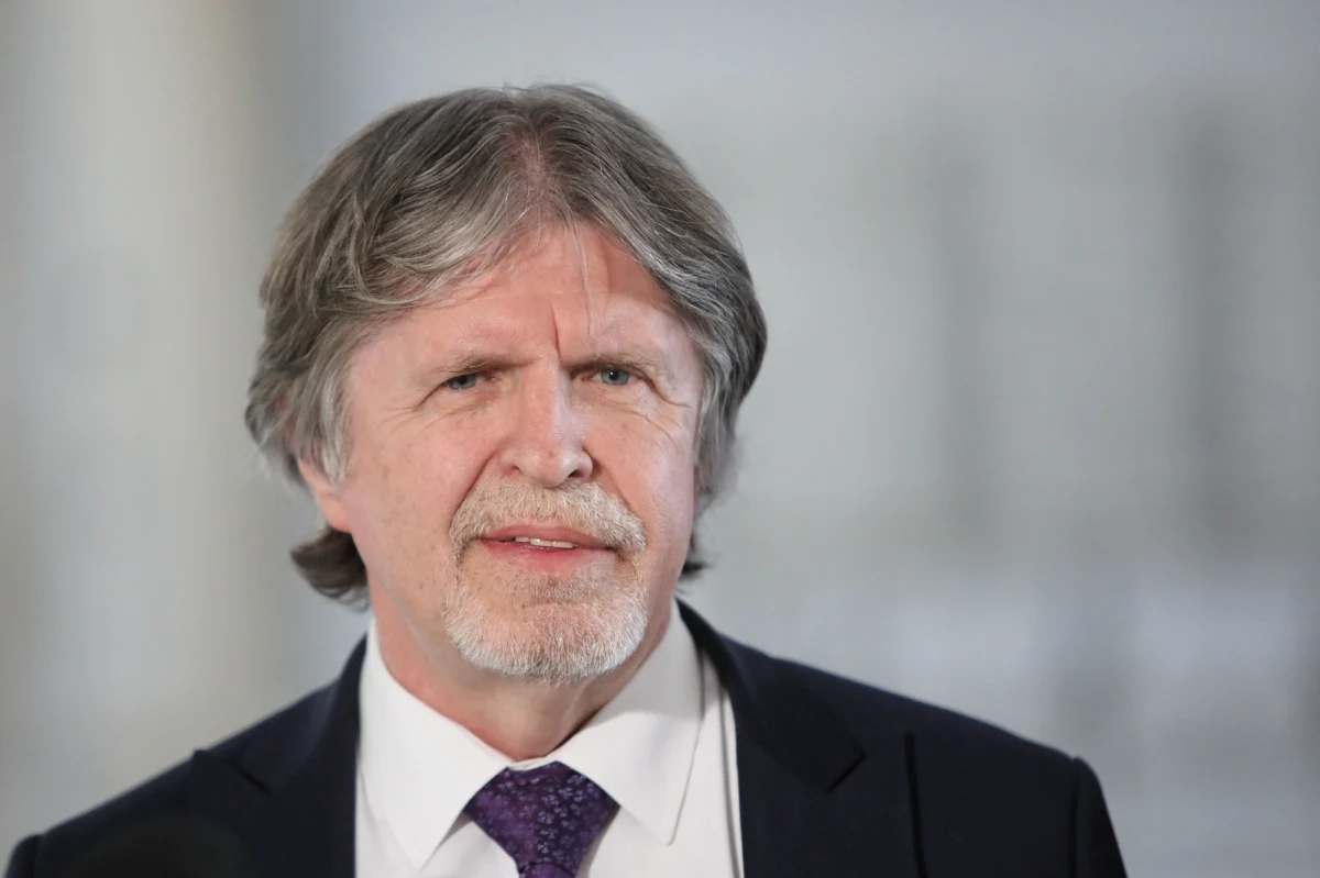 „Walczymy z epidemią w niekonsekwentny sposób, bo cały czas zmieniamy metody. Najpierw najważniejszy był lockdown, a potem już jednak możemy się kontaktować – możemy organizować różnego rodzaju spotkania. Teraz znowu nie” - komentował w Popołudniowej rozmowie w RMF FM Andrzej Sośnierz pytany o to, czy jego zdaniem rząd radzi sobie z walką z epidemią. Jak przyznał, od początku zadaje sobie pytanie „czy leci z nami pilot?”.