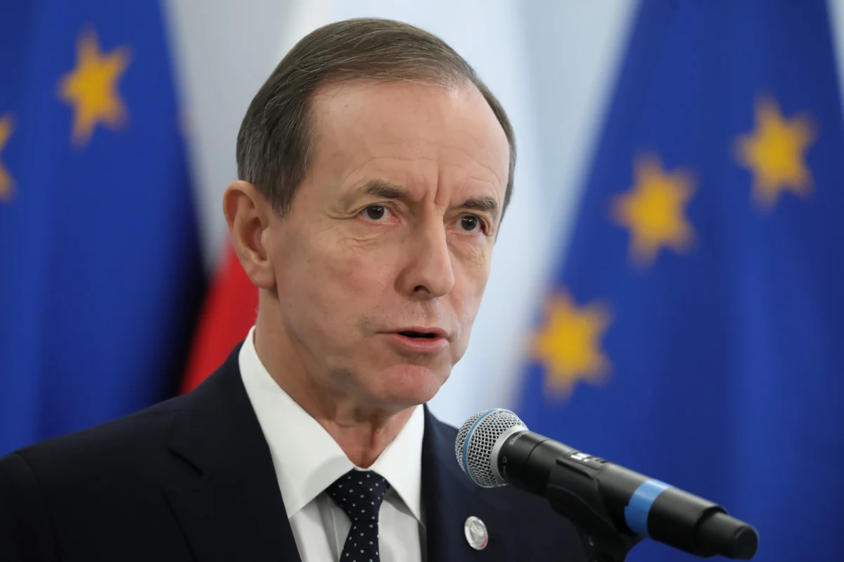 Marszałek Senatu Tomasz Grodzki, w imieniu senatorów Koalicji Obywatelskiej, domaga się od premiera wyciągnięcia konsekwencji służbowych wobec wiceministra spraw zagranicznych Pawła Jabłońskiego. Chodzi o ostrą wymianę zdań między przedstawicielem resortu spraw zagranicznych a senatorami KO podczas dyskusji o stanie polskiej polityki zagranicznej. "Zachowanie wiceszefa MSZ Pawła Jabłońskiego podczas środowej debaty w Senacie nie licowało z godnością i majestatem Izby" - ocenił w liście do premiera Mateusza Morawieckiego Grodzki.