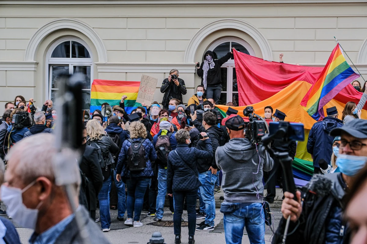 Kilkadziesiąt osób protestowało przed wejściem na Uniwersytet Warszawski w związku z obecnością prezydenta Andrzeja Dudy na uroczystości inauguracji roku akademickiego. Manifestujący z tęczowymi flagami w rękach skandowali: "Wolność, równość, akceptacja", "Wstyd!", "Homofobia - to zabija", "Precz z homofobem Andrzejem Dudą!", "Zabijasz nas!" czy "Andrzej Duda ma krew na rękach".