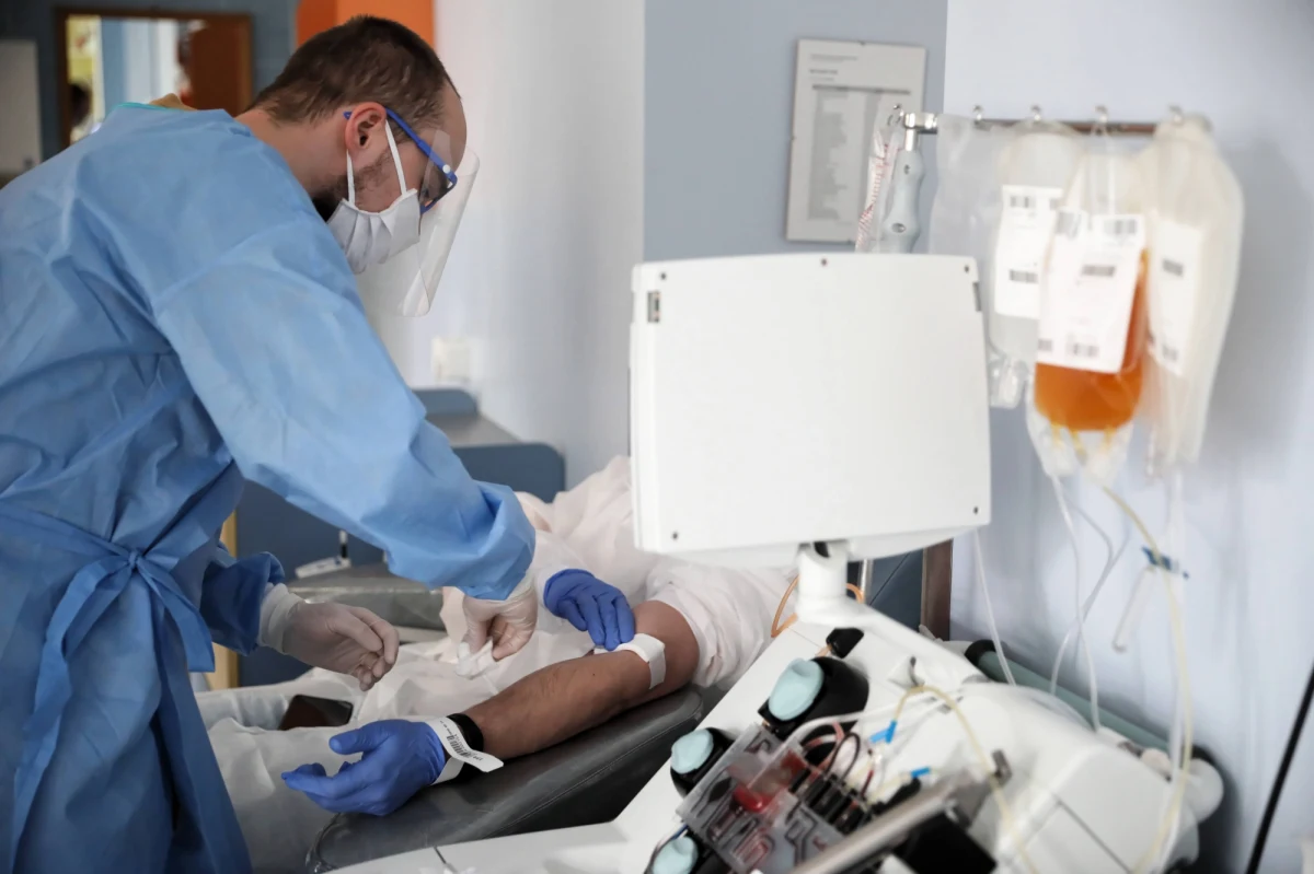 Jeśli chcemy pobrać osocze krwi od ozdrowieńców z Covid-19, powinniśmy to zrobić w ciągu trzech miesięcy od pojawienia się pierwszych objawów choroby - przekonują na łamach czasopisma "Blood" naukowcy z centrum krwiodawstwa Héma-Québec w Kanadzie. Ich badania pokazały, że po tym czasie liczba przeciwciał w osoczu osób, które przeszły objawowe zakażenie koronawirusem, znacząco spada. Wyniki ich badań mogą mieć znaczenie także dla prac nad szczepionką i serologicznej oceny liczby osób, które w danej populacji mogły mieć kontakt z SARS-CoV-2. 