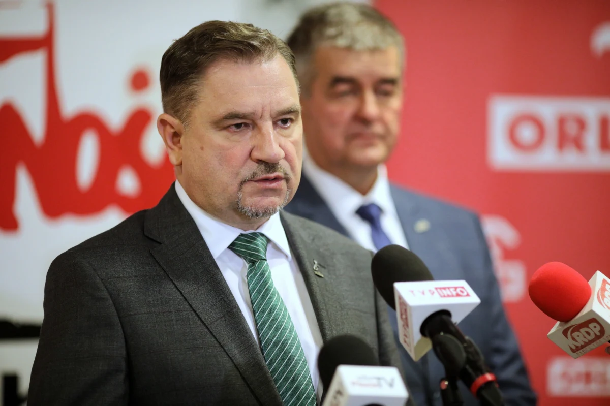 Szef "Solidarności" Piotr Duda skrytykował nominację Jarosława Gowina na ministra rozwoju i pracy. "To jest tak, jakby napluto komuś w twarz, i PiS zrobiło to Solidarności" – oświadczył. Ocenił, że Jarosław Gowin to skrajny liberał. Dodał, że jego nominacja jest krokiem w kierunku konfliktu z "Solidarnością".