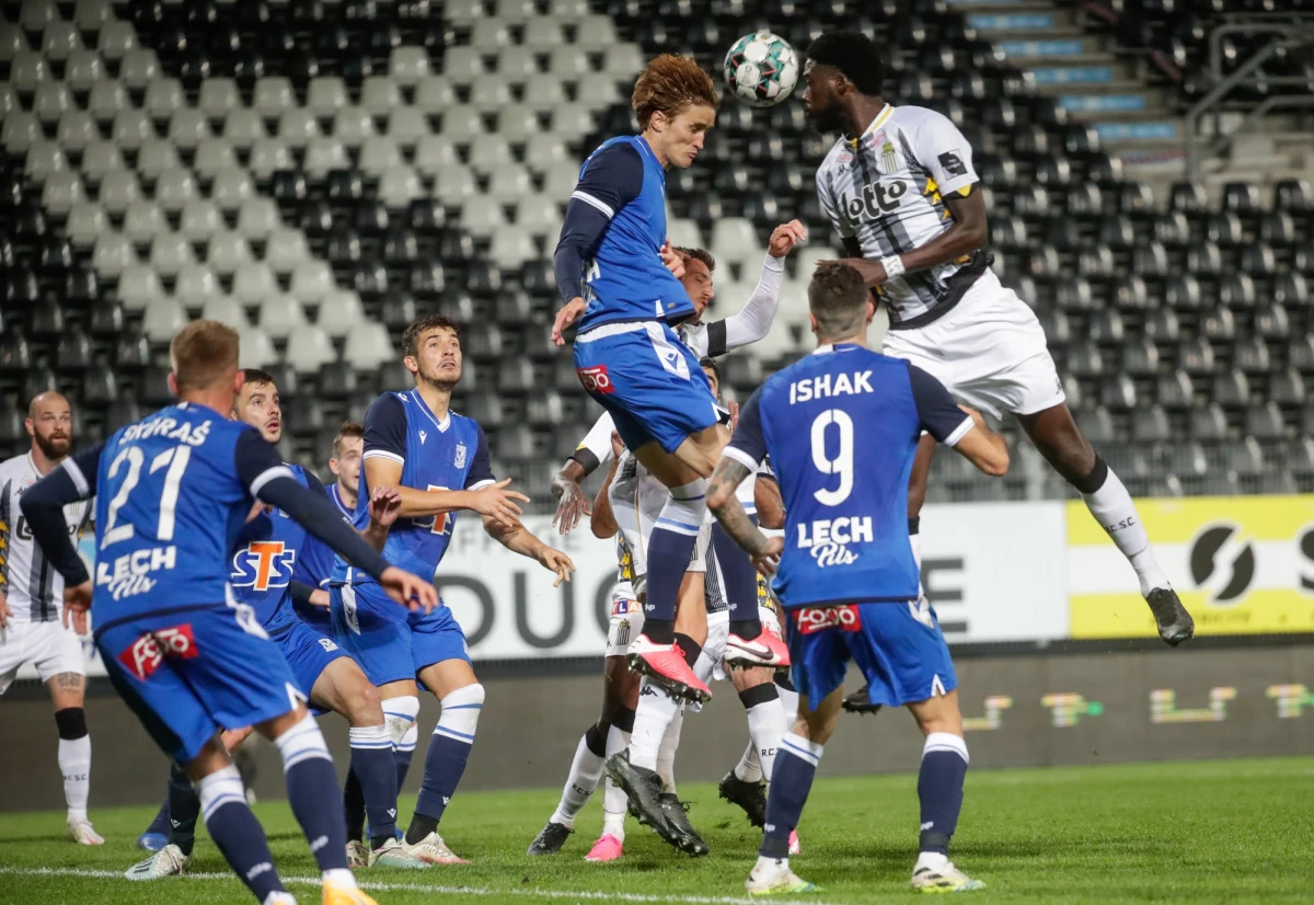 Piłkarze Lecha Poznań zwyciężyli z Royal Charleroi 2:1. Wygrana umożliwiła drużynie awans do fazy grupowej Ligi Europy. Bohaterem drugiej połowy spotkania był bramkarz Lecha Filip Bednarek, który obronił rzut karny.
