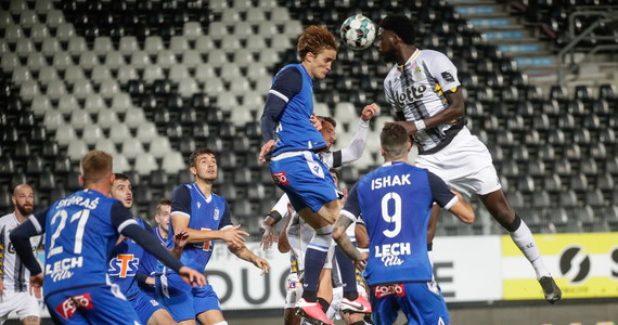 Piłkarze Lecha Poznań zwyciężyli z Royal Charleroi 2:1. Wygrana umożliwiła drużynie awans do fazy grupowej Ligi Europy. Bohaterem drugiej połowy spotkania był bramkarz Lecha Filip Bednarek, który obronił rzut karny.
