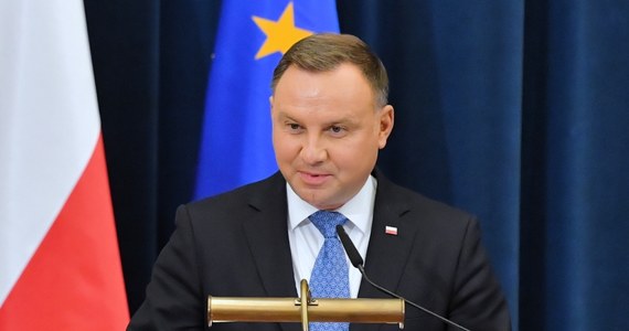 ​Prezydent Andrzej Duda złożył życzenia szybkiego powrotu do zdrowia zakażonej koronawirusem amerykańskiej parze prezydenckiej Donaldowi i Melanii Trump. "Polska i USA przejdą przez trudy i odniosą sukces w walce z Covid-19" - podkreślił Duda.