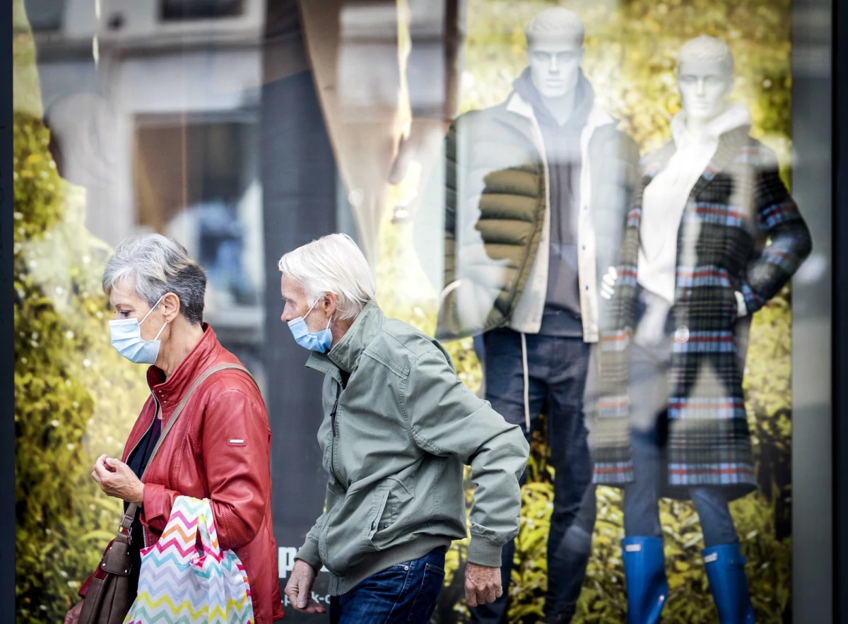 Ministerstwo Zdrowia podało nowe informacje dotyczące powiatów, które od soboty będą objęte czerwonymi i żółtymi strefami. Jest ich aż 51 - w tym 17 w strefie czerwonej. 17 powiatów zagrożonych jest dodatkowymi obostrzeniami. Wiceminister zdrowia Waldemar Kraska zapowiedział też zaostrzenie kryteriów klasyfikacji do strefy czerwonej i żółtej.