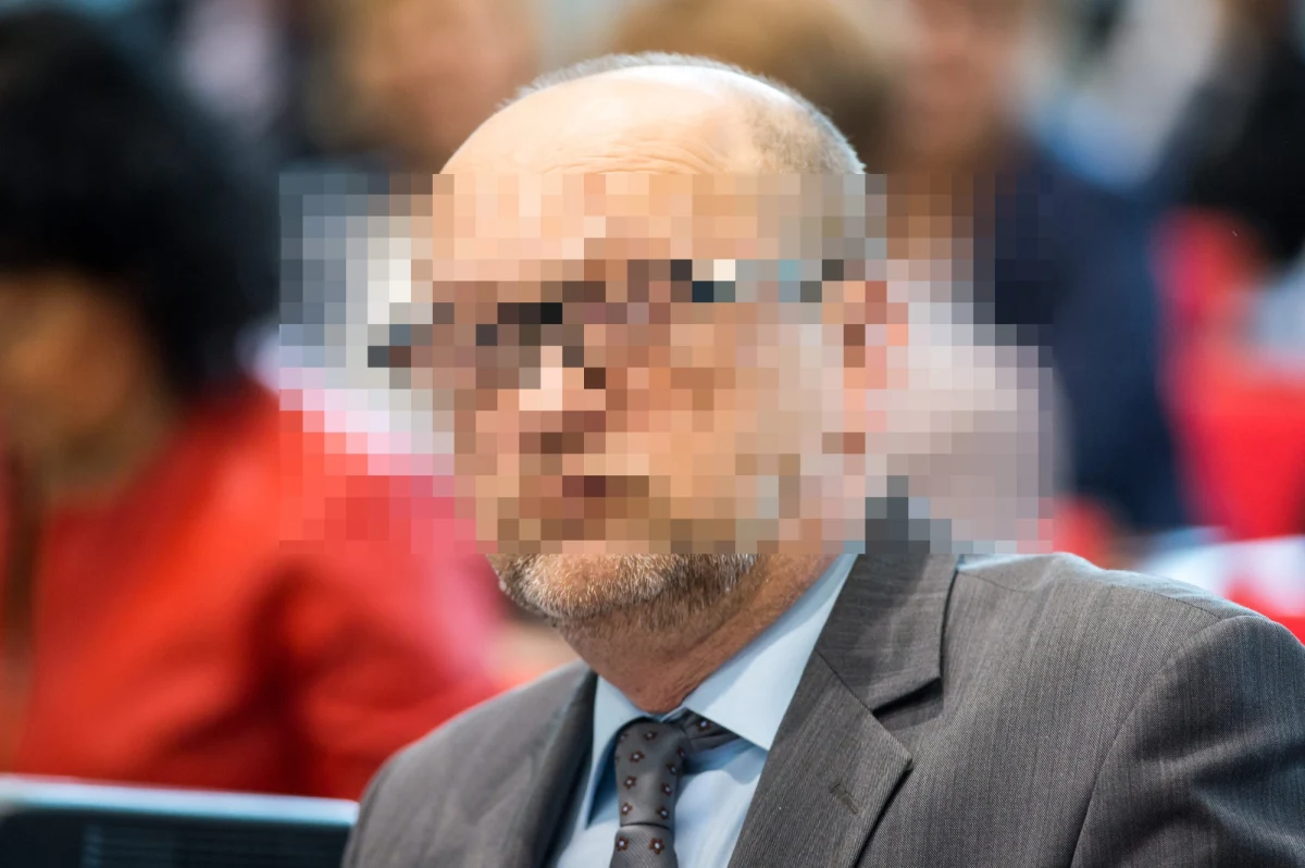 Kilkadziesiąt plików z pornografią dziecięcą znaleziono w komputerze byłego głównego inspektora farmaceutycznego - dowiedział się reporter RMF FM Krzysztof Zasada. Zbigniew N. został zatrzymany przez Centralne Biuro Antykorupcyjne pod zarzutami posiadania materiałów pornograficznych z udziałem małoletnich, przekroczenia uprawnień oraz działania na szkodę interesu publicznego. Katowicki sąd podjął decyzję o dwumiesięcznym tymczasowym areszcie dla mężczyzny. 