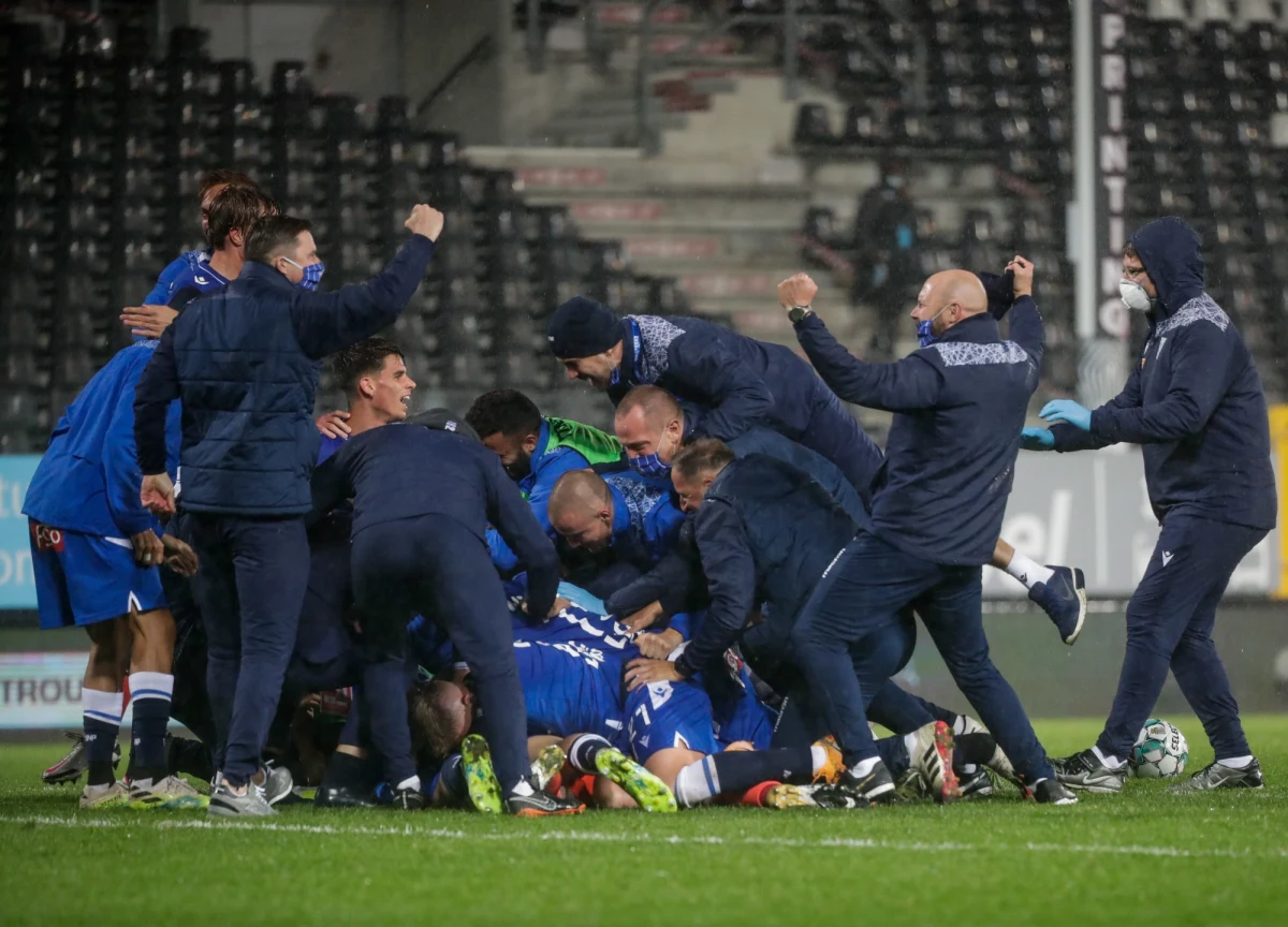 Lech Poznań z ogromnym zastrzykiem finansowym po awansie do fazy grupowej Ligi Europy. Kolejorz zarobił już niespełna 3 miliony euro. W przeliczeniu na polską walutę to ponad 13 milionów złotych. To jednak nie koniec, bo dopiero teraz przed Lechem otwierają się bramy finansowego eldorado. Dzięki temu Kolejorz może odjechać reszcie ligi. Miała to robić Legia, ale czwarty raz z rzędu nie udało się jej awansować do europejskich pucharów.