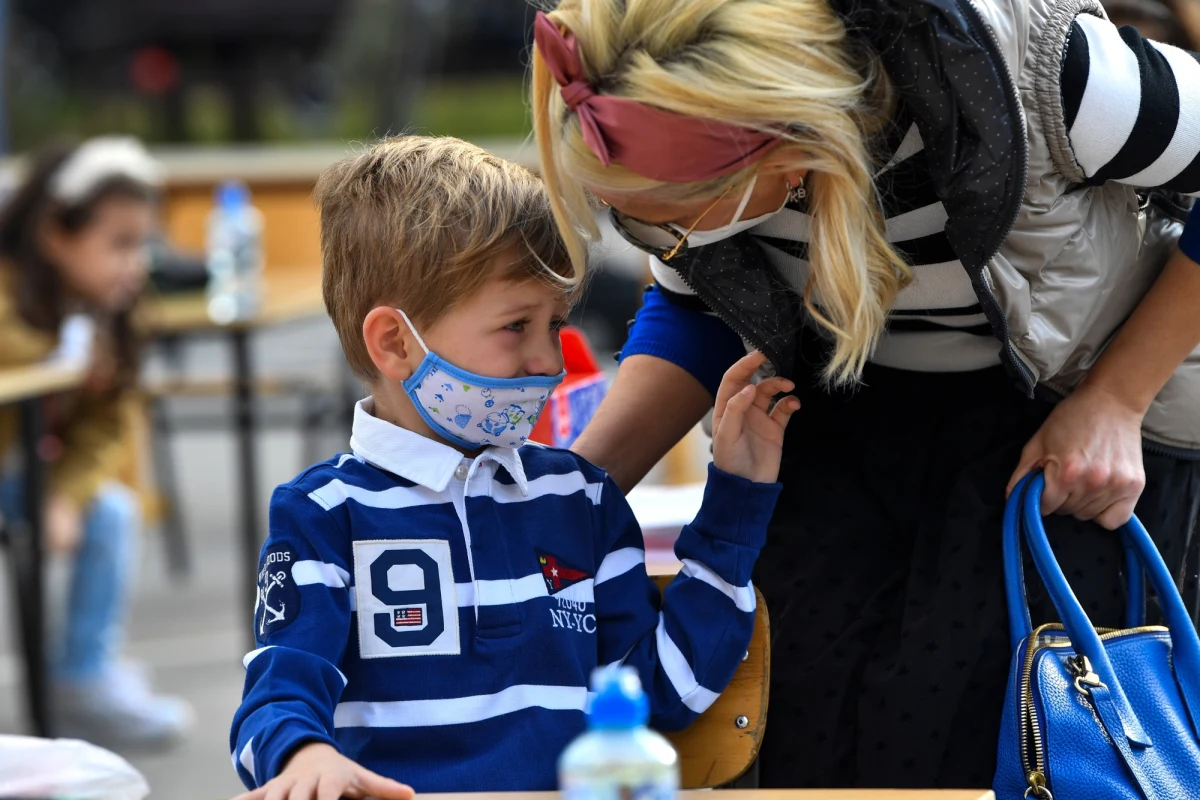 Nie ma obecnie w kraju dużych ognisk koronawirusa. Zakażenia są rozproszone, spora część dotyczy aglomeracji miejskich i przestrzeni publicznej – tak o niepokojących danych na temat zakażeń koronawirusem w Polsce mówi rzecznik Ministerstwa Zdrowia Wojciech Andrusiewicz. Nie wykluczył on, że zapowiadane dodatkowe obostrzenia pojawią się wcześniej niż 15 października.