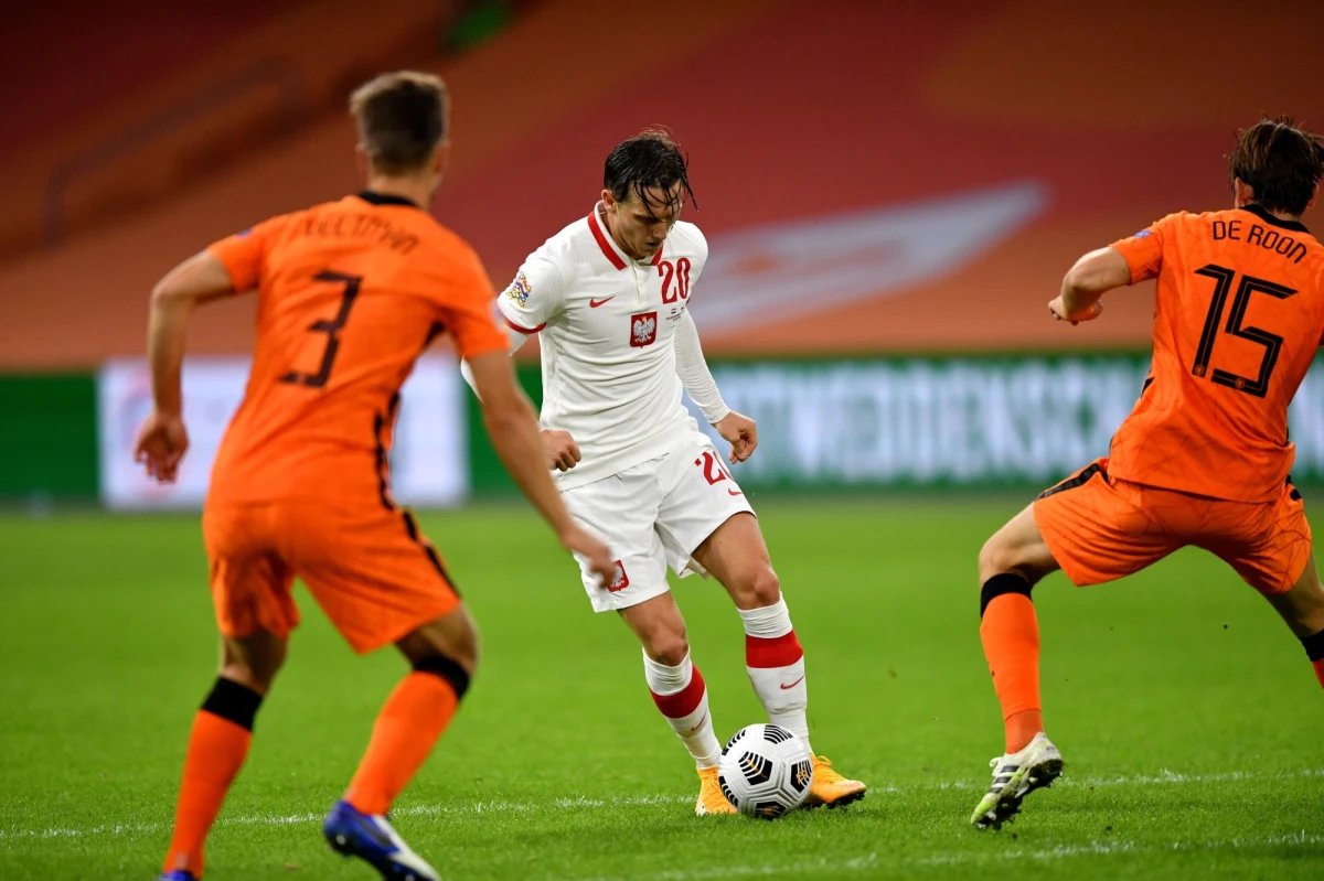 Piłkarz Napoli Piotr Zieliński jest zakażony koronawirusem - poinformował w piątek na Twitterze włoski klub SSC Napoli. Pozytywny wynik testu miał także jeden z członków sztabu szkoleniowego ekipy z Neapolu.
